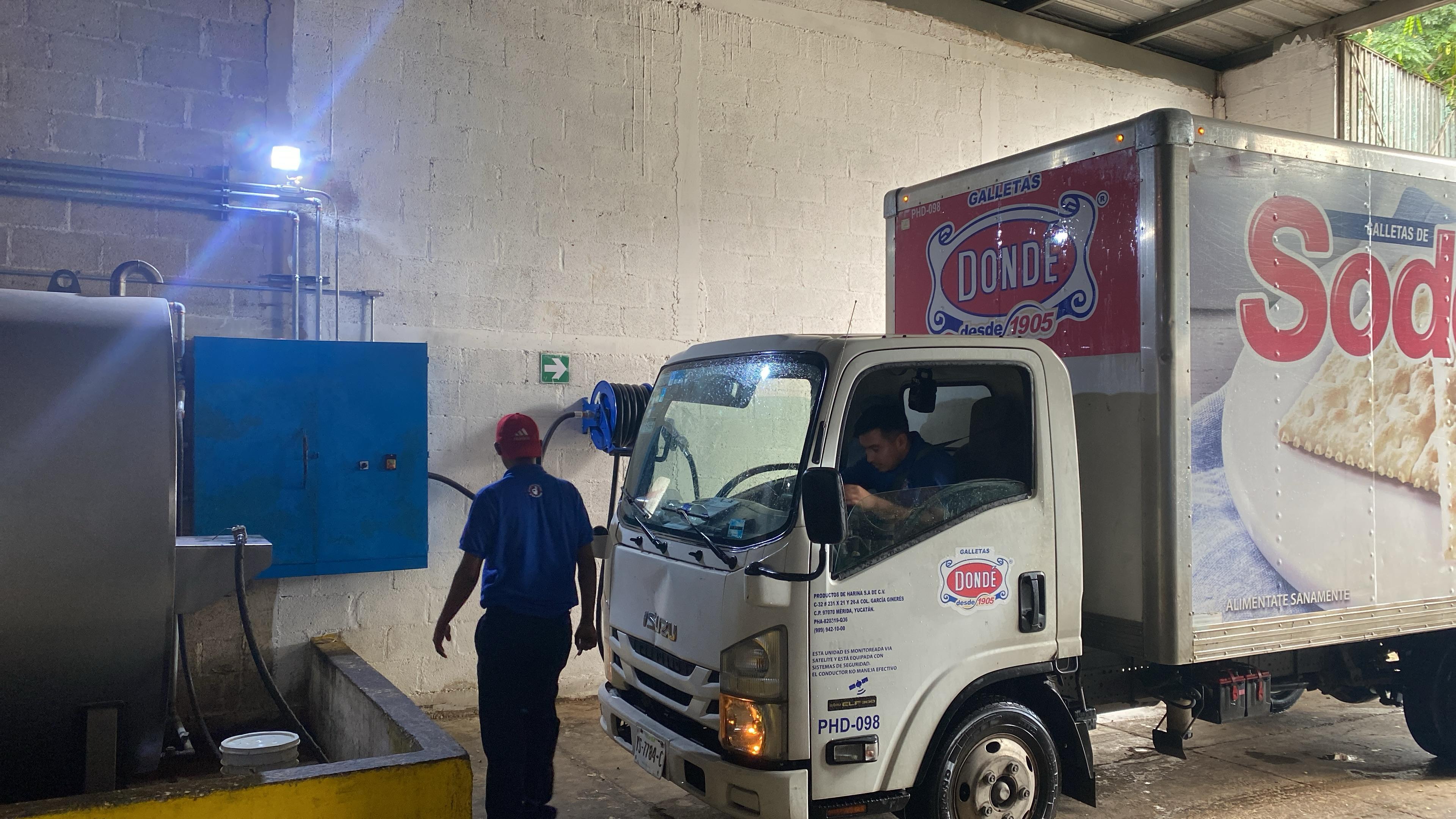 Camión en estación de servicio con biodiesel