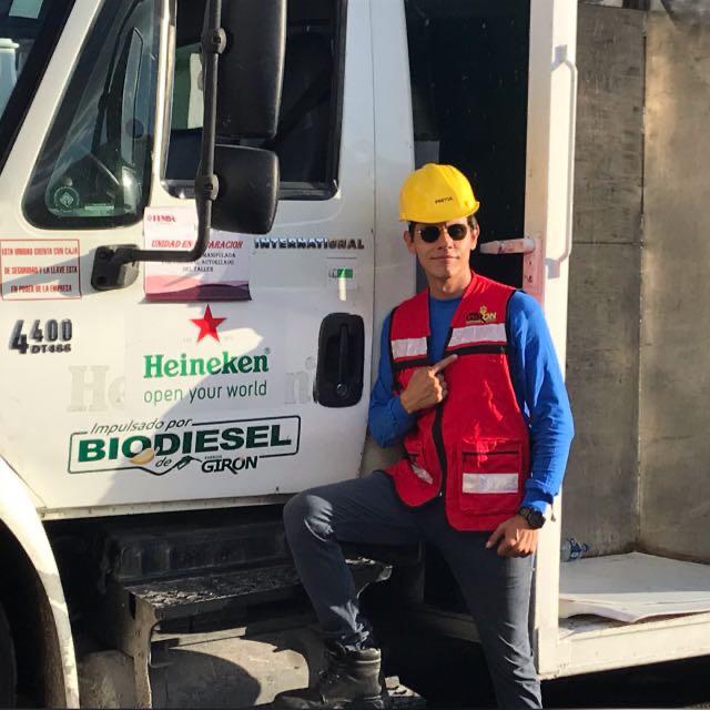 Cliente de Energía Girón junto a camión con biodiesel